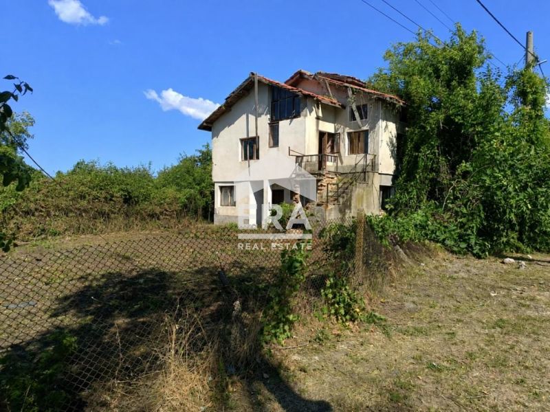 Ексклузивна, двуетажна, тухлена къща за продажба, с двор, ток и вода,
