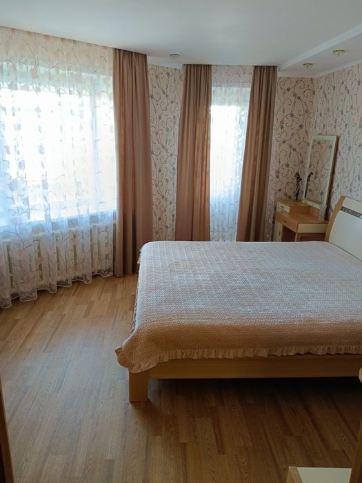 Продам двухэтажную 5 комн. квар. 1 - 80- 6 этаж