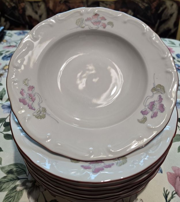 Порцеланови чинии "Изида" с бароков релеф
8 бр. дълбоки, 
6 бр. плитки