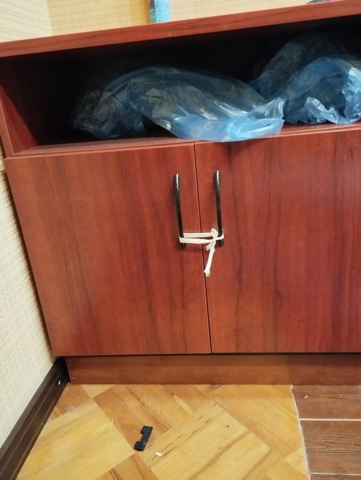 Кресло и тумбочка