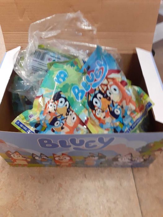 Бинго и Блуи пакетчета с фигурки изненада.И на едро.