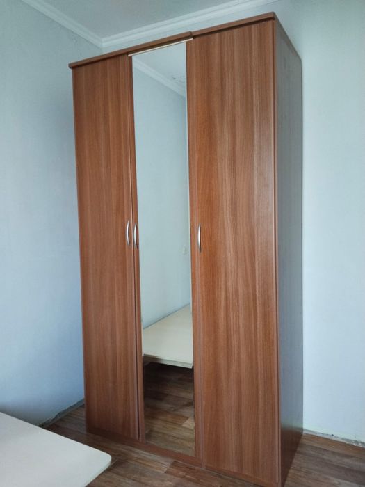 Шкаф тумбочка и зерколо