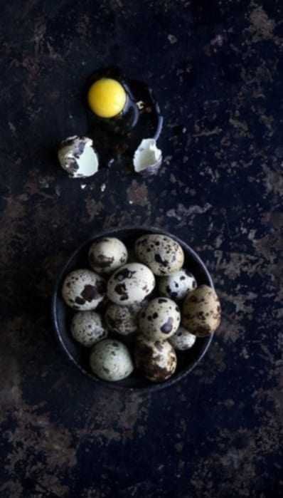 Ouă proaspete de prepeliță pentru consum