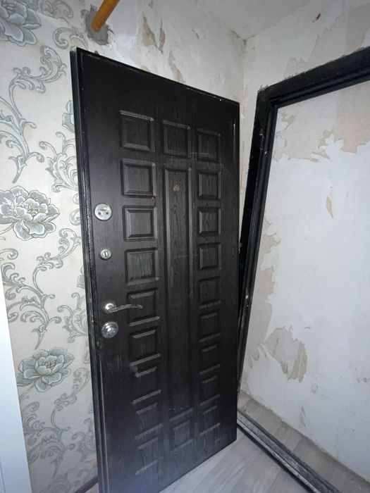 Продам входную металлическую дверь