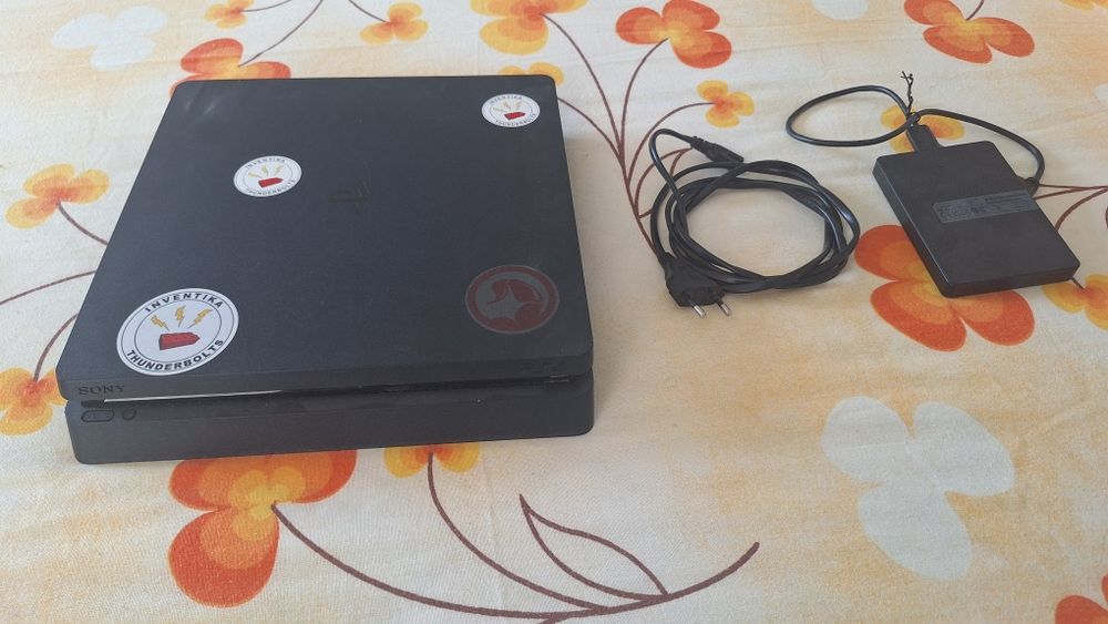 Consola SONY PS4 Slim in stare IMPECABILA!