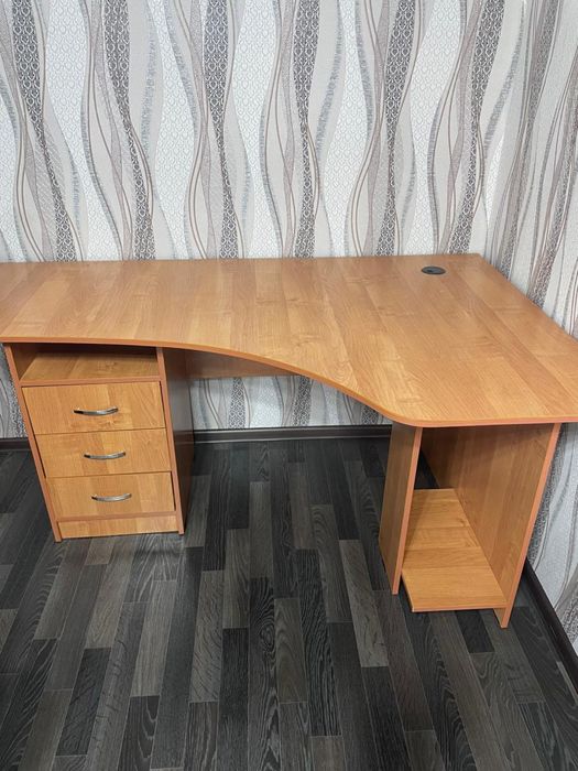 Писменный стол в отличном состояние