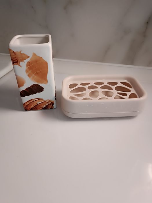 Мыльница и стакан