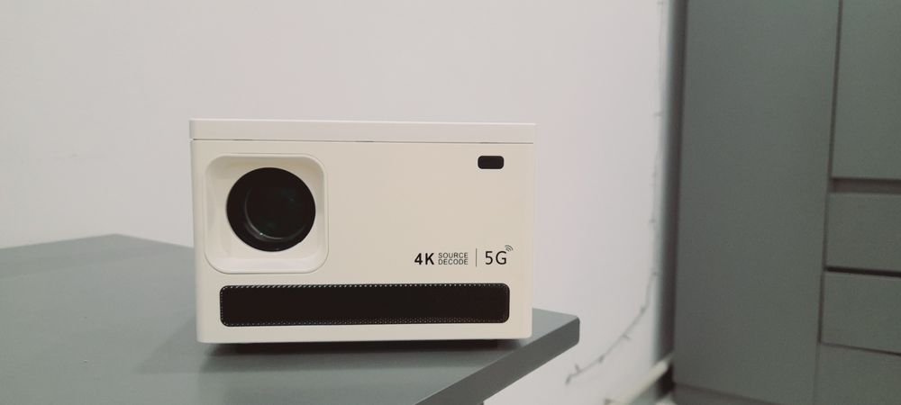 Продаю компактный проектор 4K 5G
