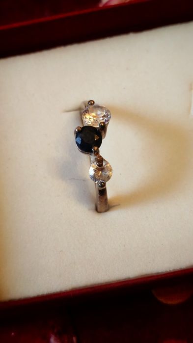 Продавам сребърни пръстени с естествен камък