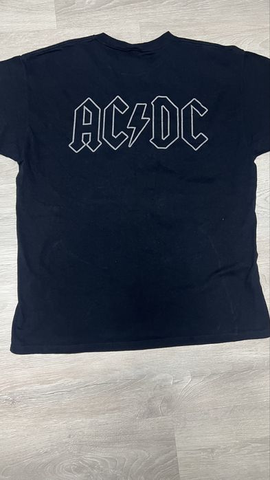 Футболка AC/DC.