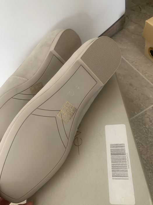 Чисто нови Бежови обувки тип пантофка Eva Longoria 39