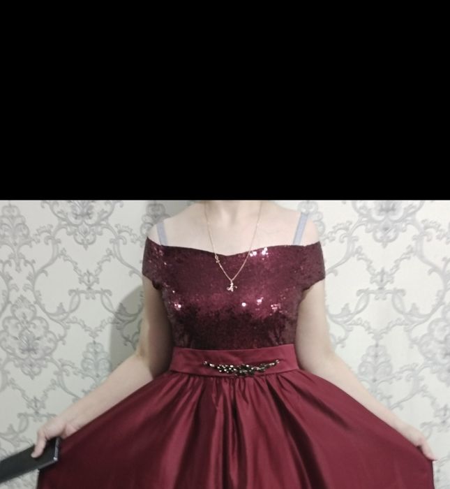 Красное вечернее платье