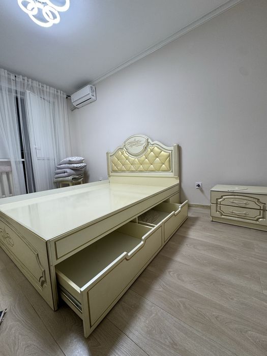Кровать с выдвижными ящиками