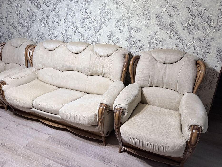 Продам комплект диван и два кресла