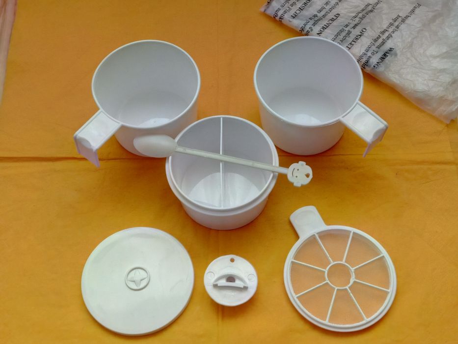 Set pt.copii: 2 cescute,sita,lingurita si separator cu capac.