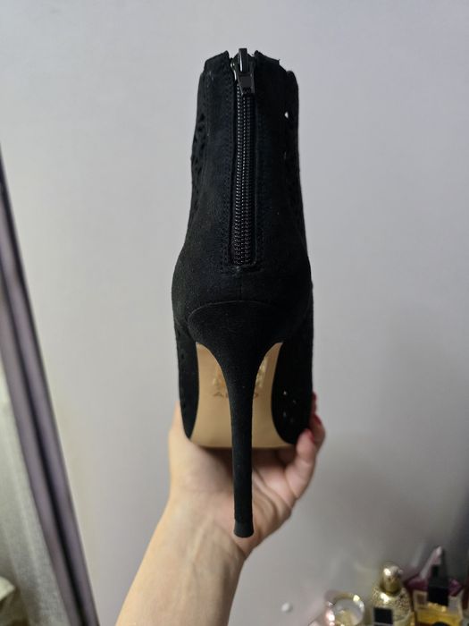 Botine perforate 37