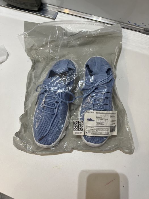 Новые кроссовки 37 размера, тряпочный материал.