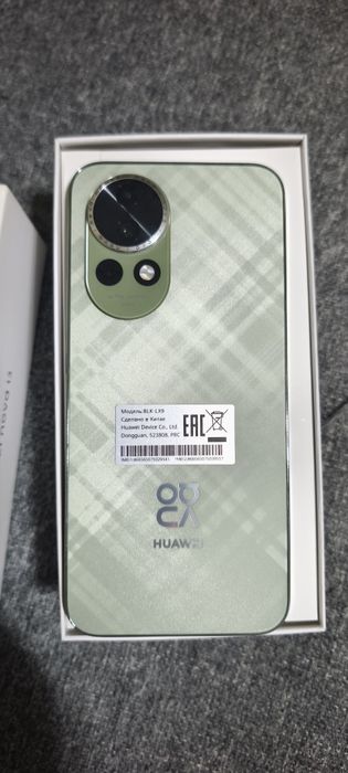 Телефон Huawei nova 13