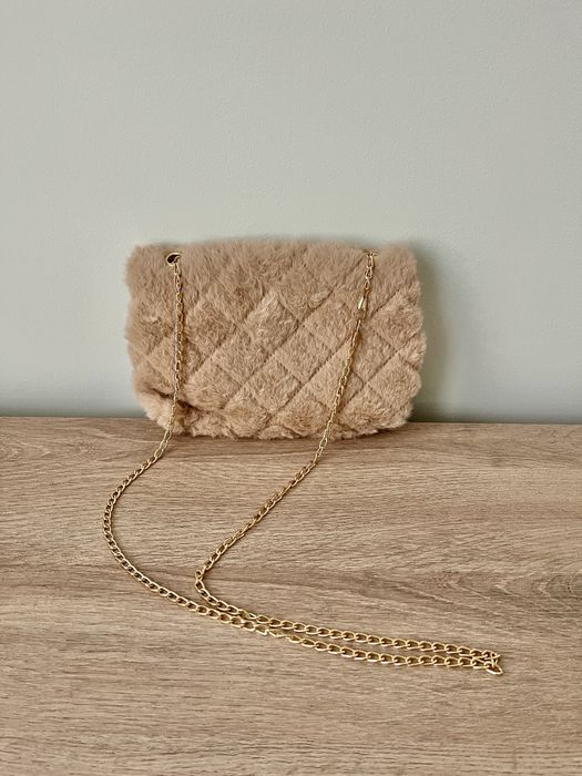 Бежова малка пухкава чанта