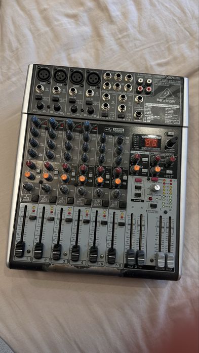 Микшерный пульт Behringer