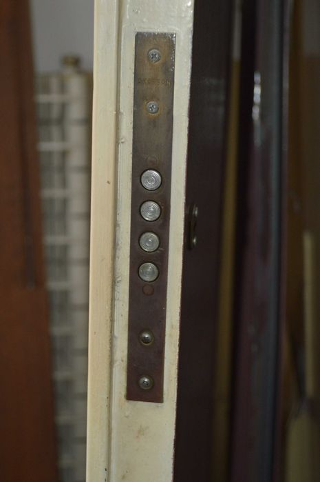 Продавам входна метална врата