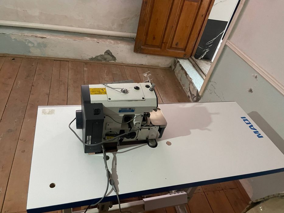 Tikuv mashinasi Averlo Maqi sotiladi stoli bilan