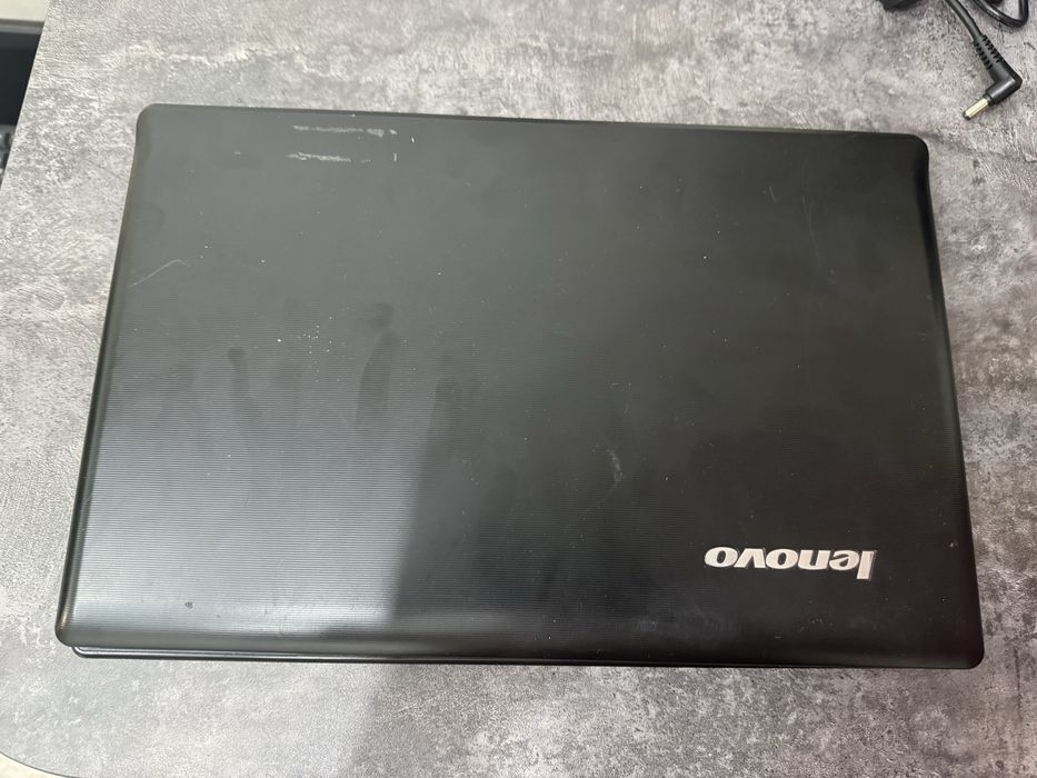 Ноутбук Lenovo заряд держит