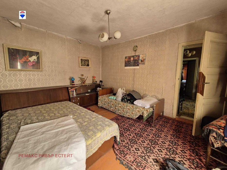 Селска къща с голям двор за продажба с. Бръшлен