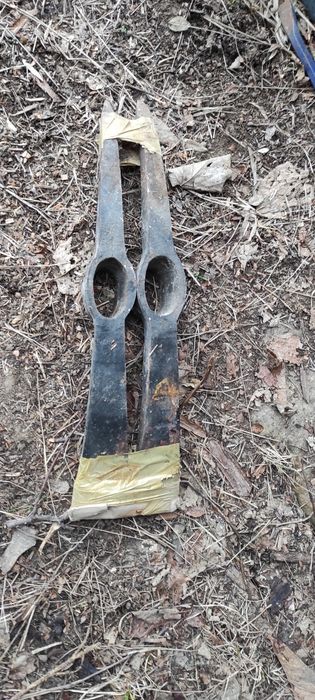 Две масивни кирки