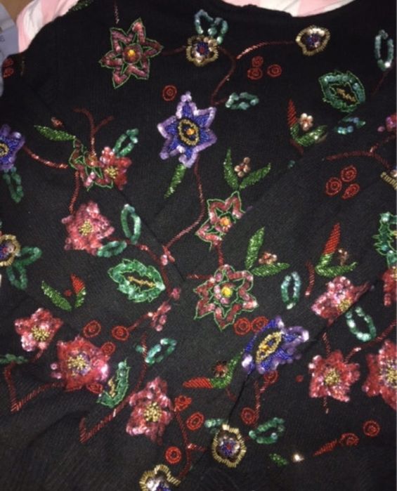 Pulover brodat cu paiete manual