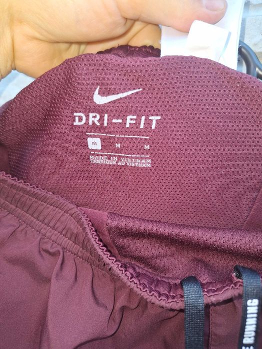 Pantaloni  Nike scurti superbi marime M
