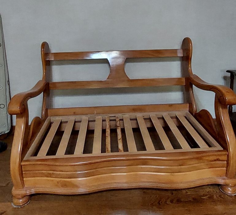 Срочно! Продаются 2 б/у дивана, натур. Дерево. Ковер в подарок
Хорошее