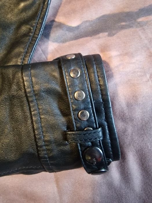 Кожено яке с ресни и капси.Размер М.Без следи от употреба.