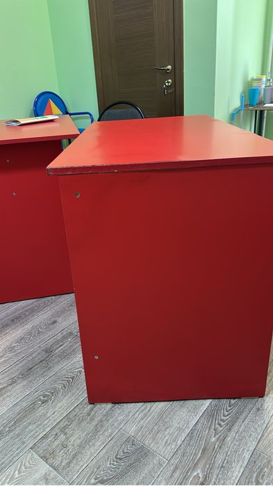 Продам парты красного цвета.