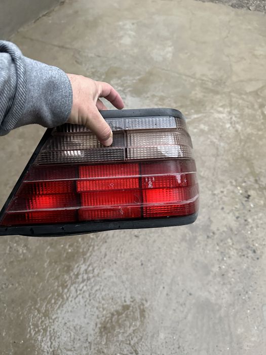 Мерсндэс 124 малинавый