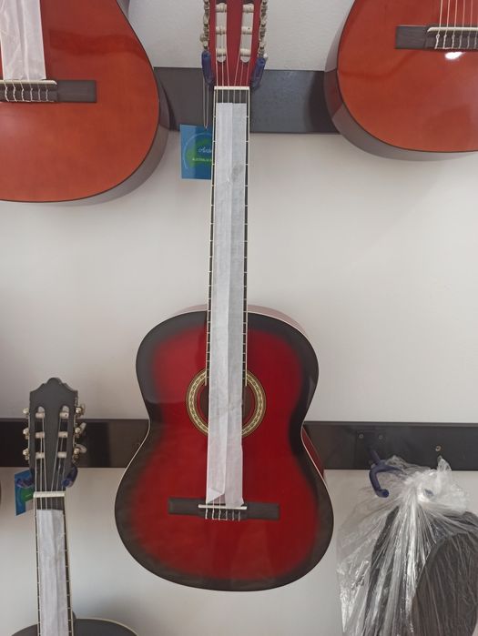 Классическая гитара с чехлом