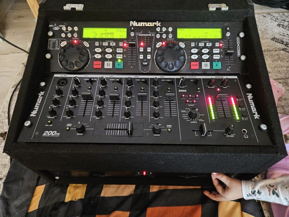 Consolă DJ completă Numark (Mixer 200FX + Dublu CD Player CDN88) în Flight Case