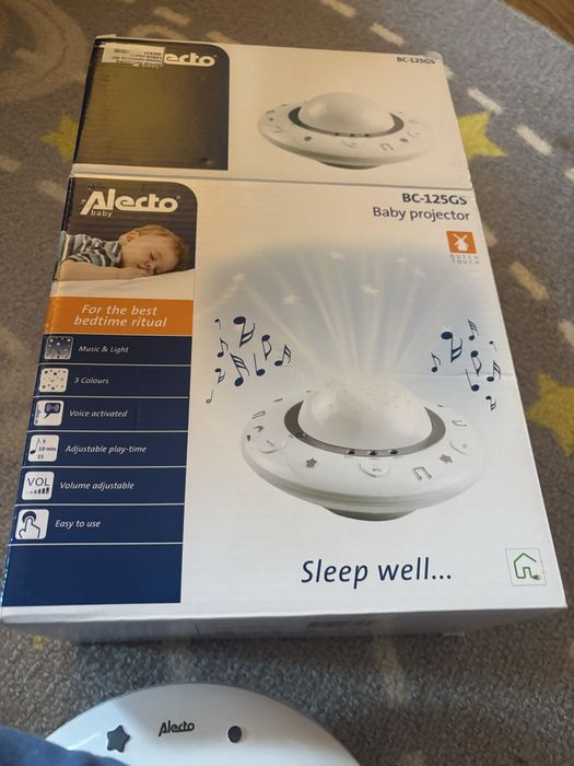 Бебешка нощна лампа с прожектор и приспивни песни