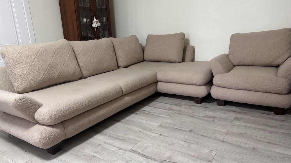 Угловой диван и кресло