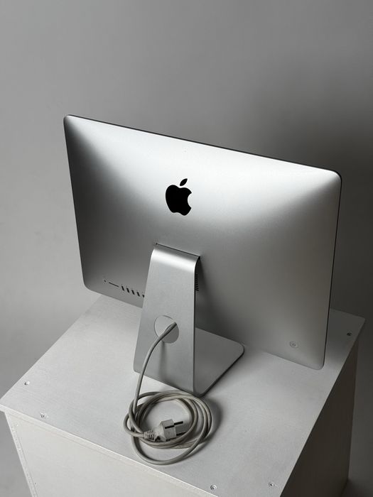 Настолен iMac 21.5” / i5 / 16GB RAM / 1TB + клавиатура подарък