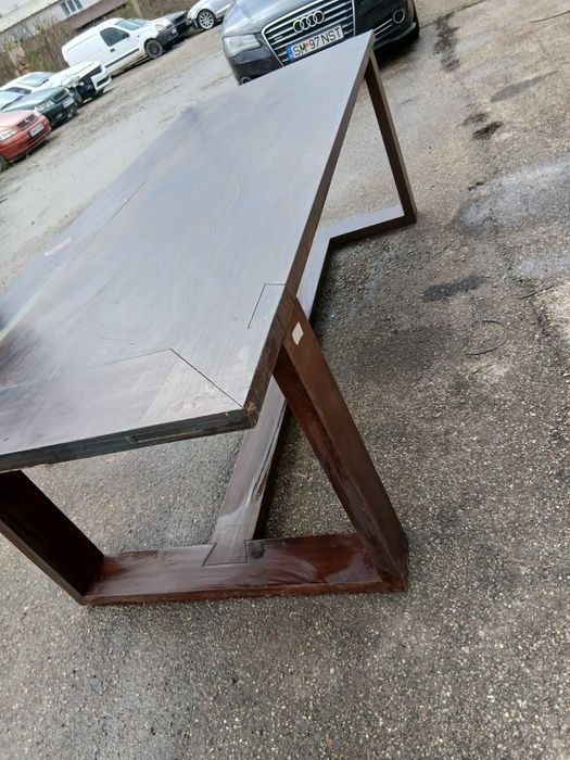 Vând masa din lemn masiv