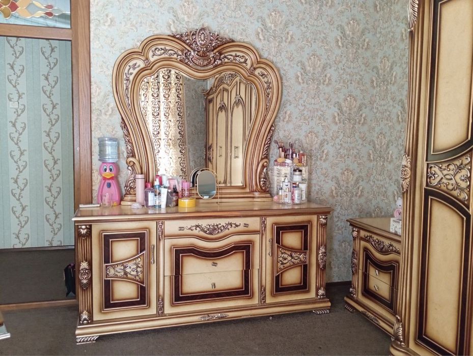 Spalni, zal, stol stullar, tumbochkalar, servantlar,va boshqa mebellar