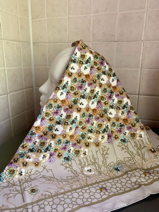 Красивые платки с цветочным принтом