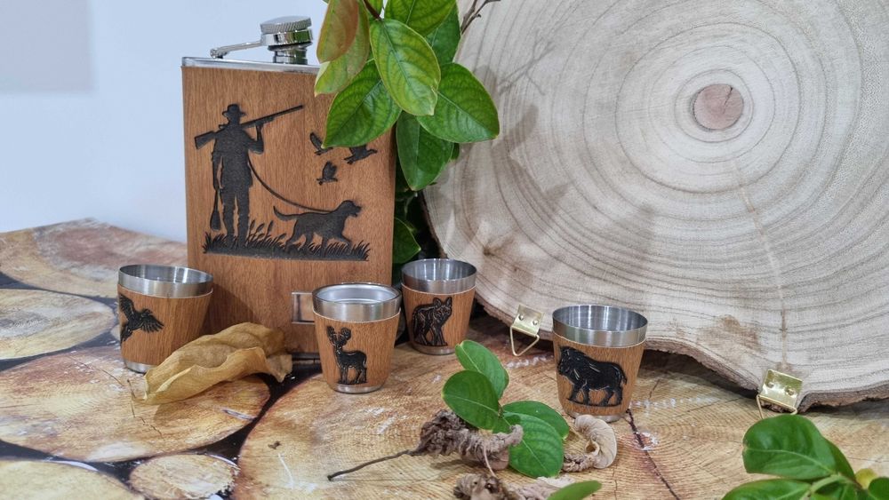 Гравирана манерка за алкохол 4 малки чаши-Стилен  комплект за подарък