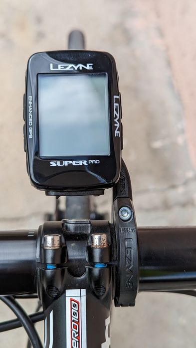 Велокомпютър и изнесена стойка.