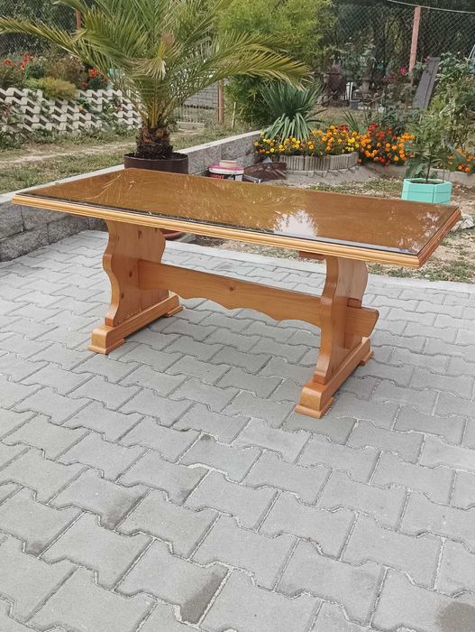 Холна маса от дърво