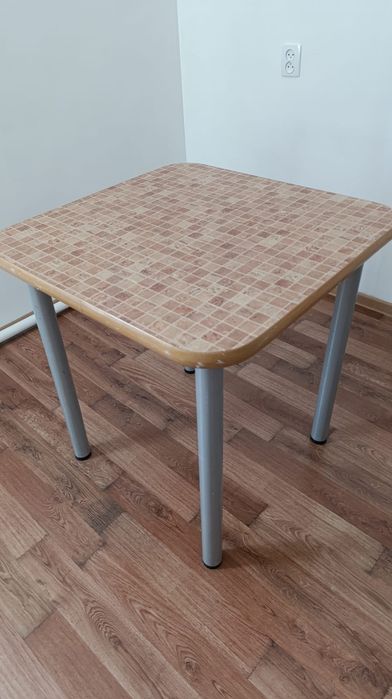 Продам стол кухонный