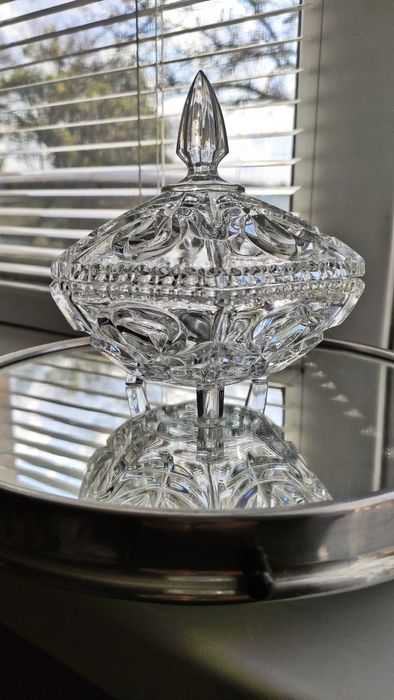 Кристална купичка с капак