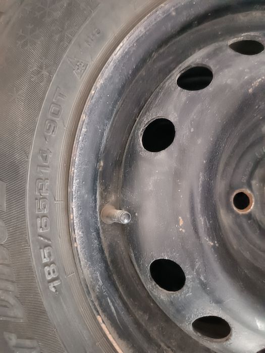 Продам 4 Покрышки с дисками 185/65 R14