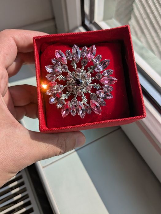 Broșă cu cristale Swarovski. Model unicat.